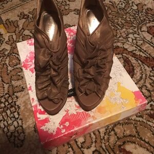Size 7/2 Bronze_ gold like open toe shoes